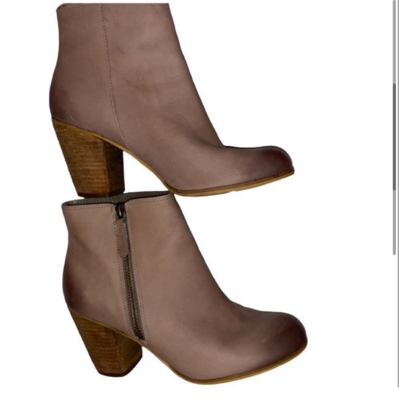 NORDSTROM “TROLLEY” GRAY LEATHER DISTRESSED ZIP ANKLE BOOTIE SIZE 11. (Runs Sm) - Picture 3 of 9